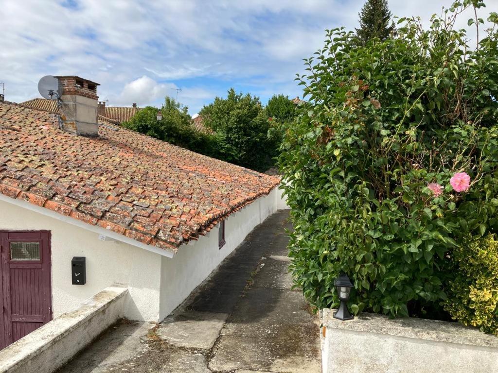 Gite Des Tournesols Oradour-Fanais Exterior photo