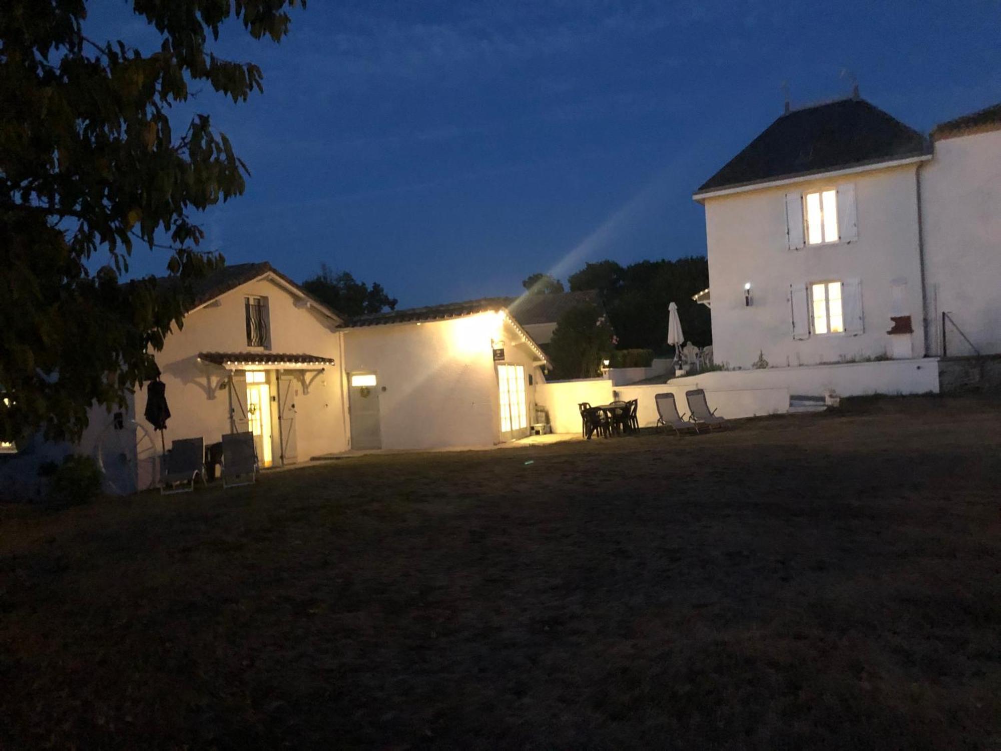 Gite Des Tournesols Oradour-Fanais Exterior photo