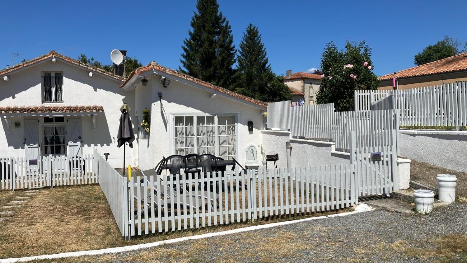 Gite Des Tournesols Oradour-Fanais Exterior photo