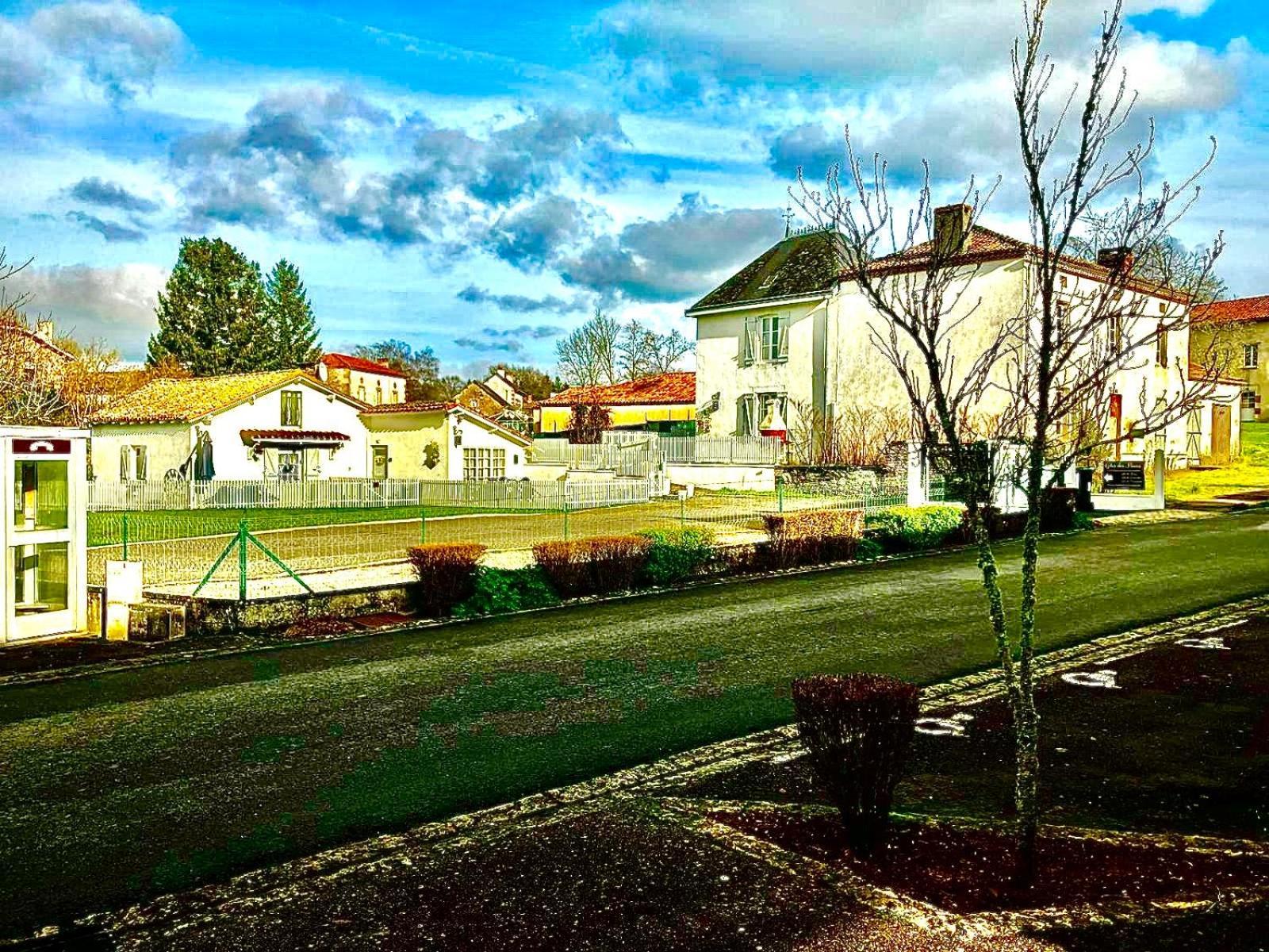 Gite Des Tournesols Oradour-Fanais Exterior photo